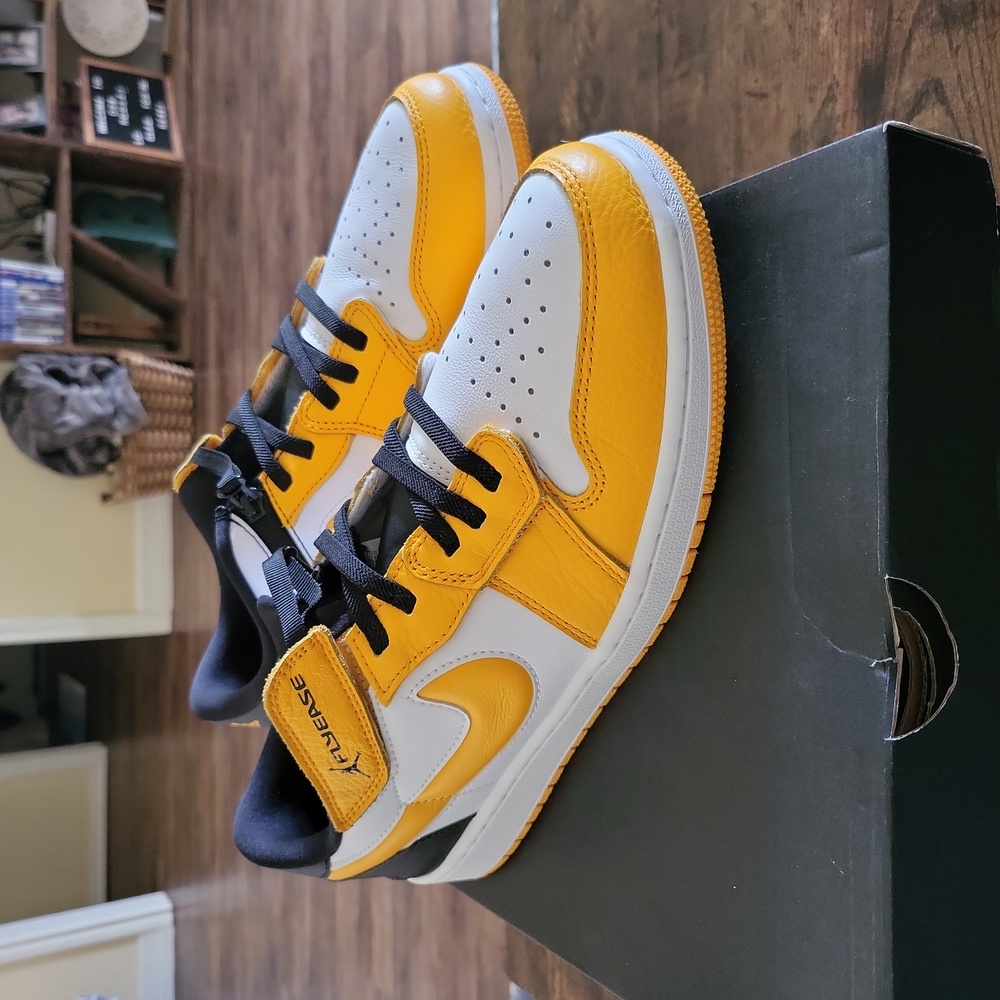 Jordan 1 Low FlyEase "White Taxi"